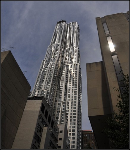 Морщинистый небоскреб в Нью-Йорке