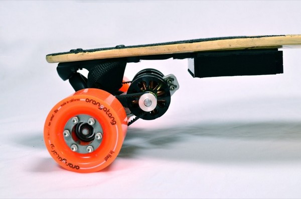 Скейтборд с электрическим двигателем от Boosted Boards
