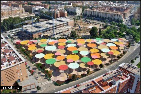 Разноцветные зонтики – новый общественный центр в Кордобе
