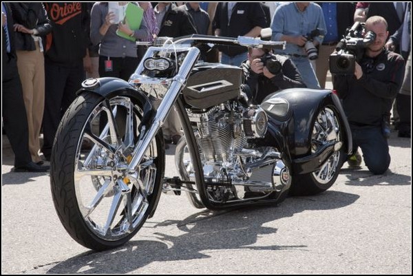 Мотоцикл-чоппер с элементами автомобиля Cadillac от Orange County Choppers