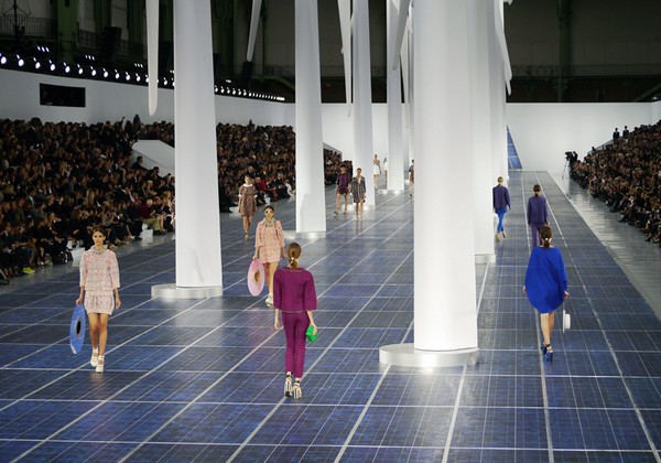 Карл Лагерфельд показал солнечные панели и ветряка на своем шоу в рамках Paris Fashion Week