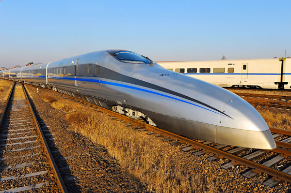 Китайский суперпоезд, едущий со скоростью 500 километров в час