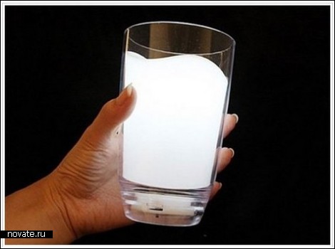 Светящийся стакан с молоком