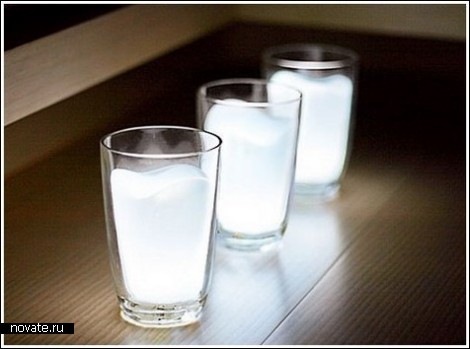 Светящийся стакан с молоком
