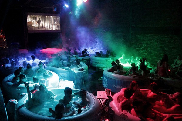 Hot Tub Cinema – коллективный кинотеатр в ванной