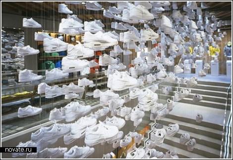 Инсталляция из тысячи кроссовок в магазине Nike