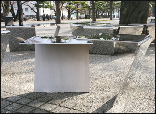 Японские зеркальные скамейки, отражающие сакуру