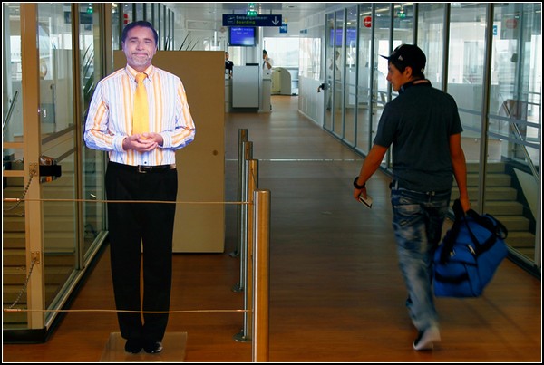 Голографические стюарды в аэропорте Орли