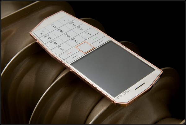 Nokia E-Cu – концепт телефона, заряжающегося от тепла человеческого тела