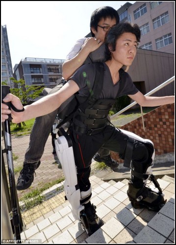 Экзоскелет Hybrid Assisted Limb для парализованных людей