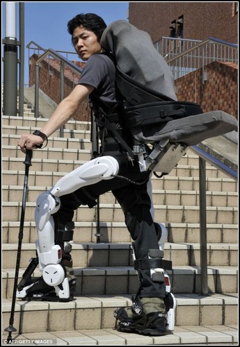 Экзоскелет Hybrid Assisted Limb для парализованных людей