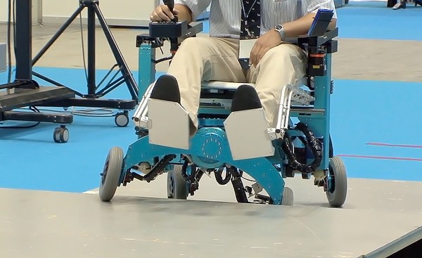 Инвалидное кресло-робот от Технологического института города Тиба
