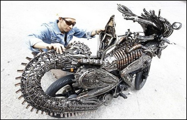 Мотоцикл-Чужой Sci-fi Bike, сделанный из металлолома