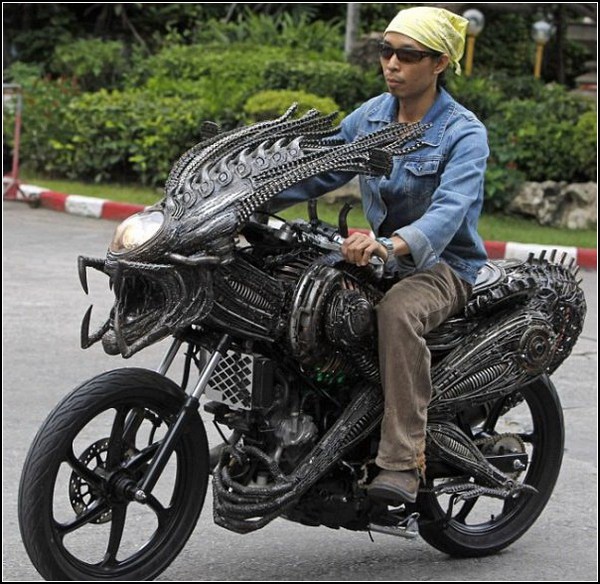 Мотоцикл-Чужой Sci-fi Bike, сделанный из металлолома