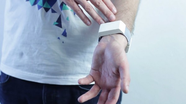 Tactilu – браслет, который передает прикосновения на расстояние