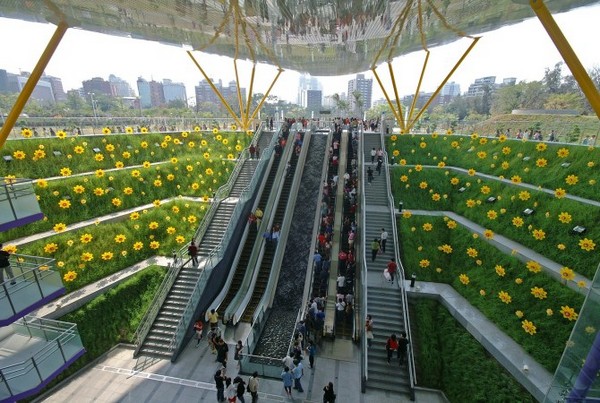 Центральный парк на станции метро на Тайване
