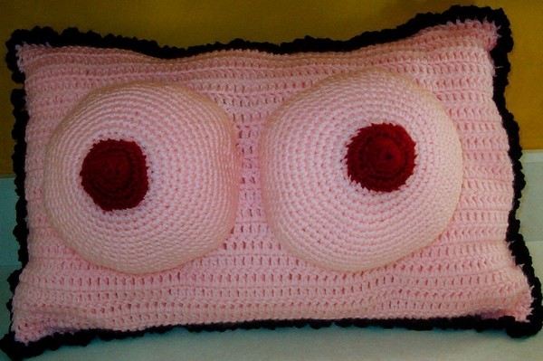 Booby Pillow – подушка с женской грудью