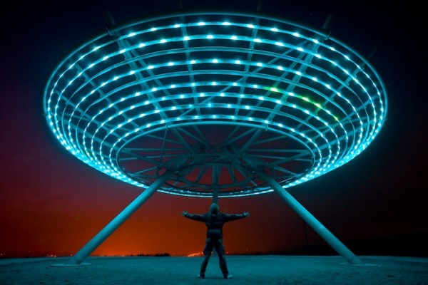 Halo – летающая тарелка в инсталляции от Джона Кеннеди (John Kennedy)