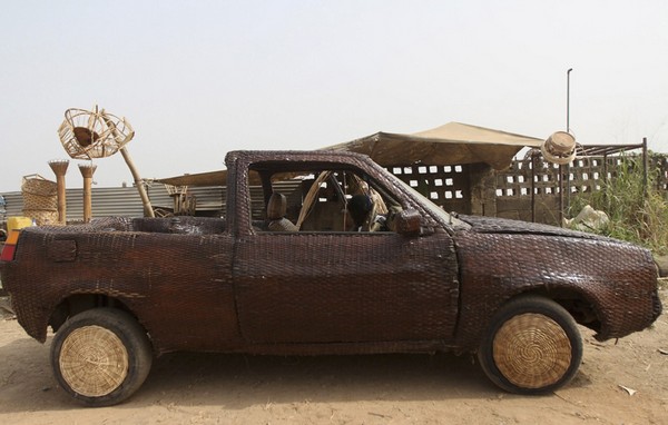 Плетеный автомобиль от Ojo Obaniyi