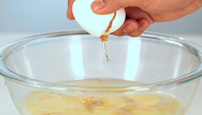 Простой способ, который позволяет разбить яйцо одной рукой.