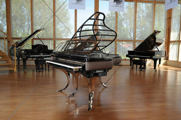 Изысканные рояли на выставке Bluthner.