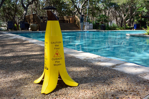 Знак Banana Cone, предупреждающий о скользких полах.