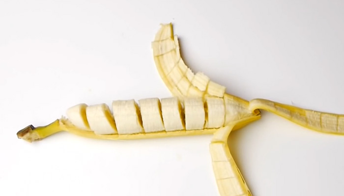 Простой трюк с нарезанным на дольки бананом.