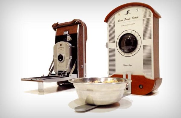 Дизайн кормушки навеян камерой Polaroid 1950-х годов.