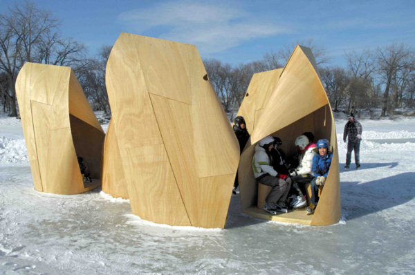 Winnipeg Skating Shelters с посетителями.