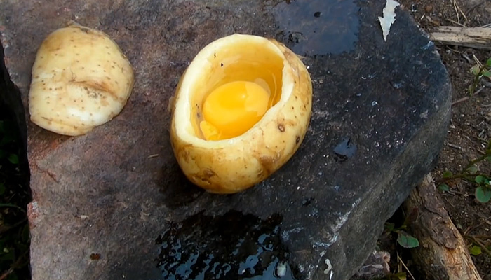 Лайфхак: как приготовить яйцо в картофелине.
