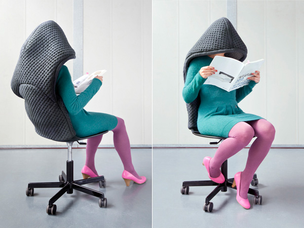 Чехол-капюшон на офисном стуле.
