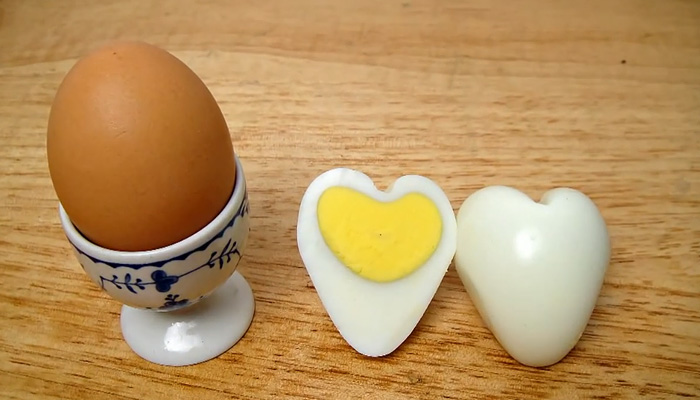 Как сделать яйцо в форме сердечка.