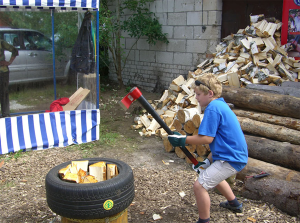 Колоть дрова этим топором может даже подросток.