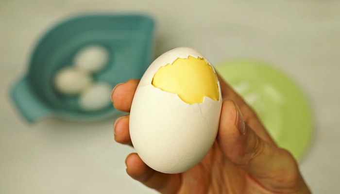 Как сделать омлет в вареном яйце.