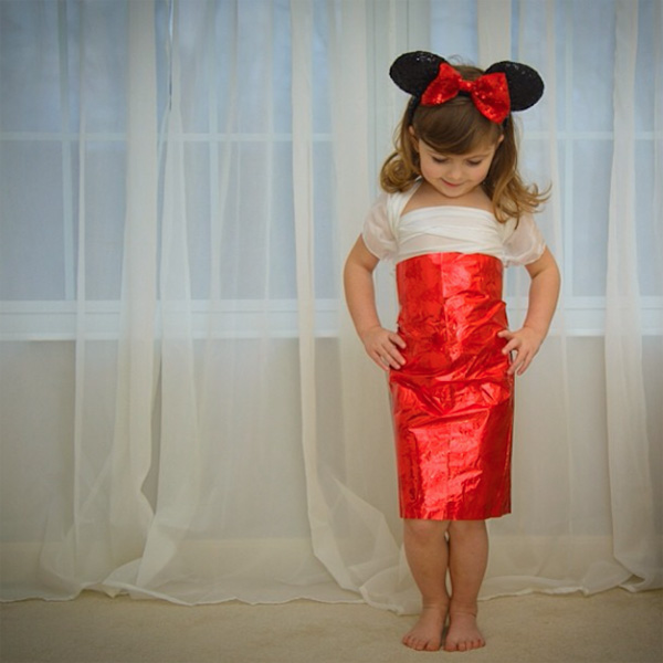 Бумажные платья четырехлетнего дизайнера одежды.