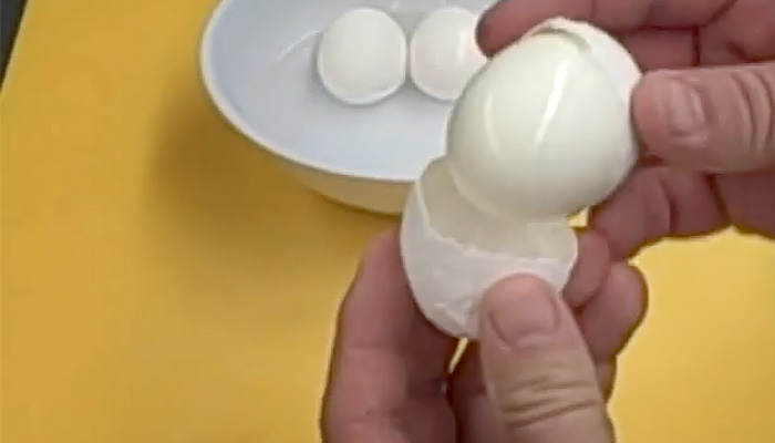 Как почистить яйцо за 3 секунды.