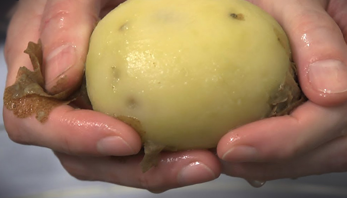 Быстрый и простой способ чистки вареного картофеля.