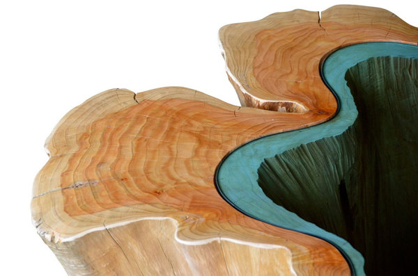 Необычный деревянный стол со стеклянным озером.