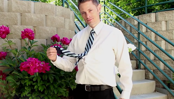 Как зафиксировать галстук без специального зажима.