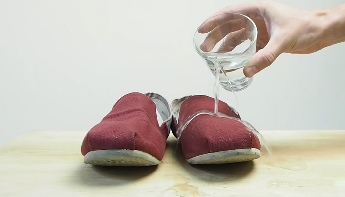 Как в домашних условиях сделать обувь практически непромокаемой.
