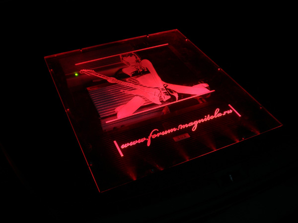Лазерная гравировка, плексиглаз 10 мм толщиной, Крышка отсека с компонентами автозвука в багажнике авто