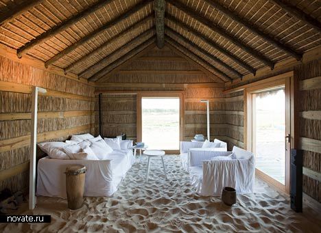 Теплые песчаные полы в проекте Casa Areia от Aires Mateus Architects