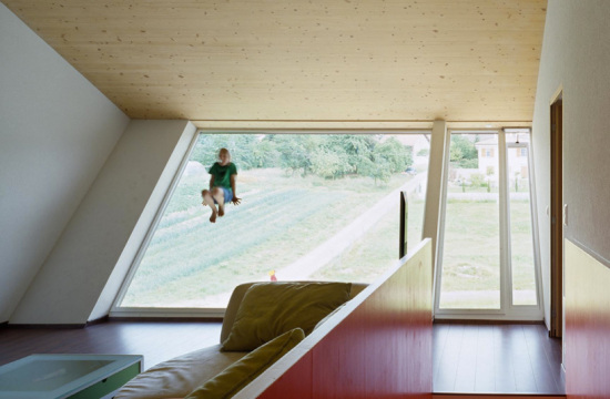 Crooked house - «Сгорбленный дом» от FOVEA architects в Швейцарии