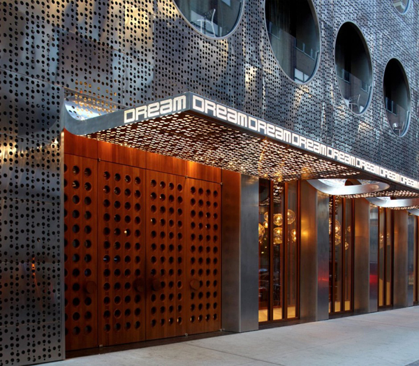 Светоотражающие фасады отеля Dream Downtown Hotel в Нью-Йорке