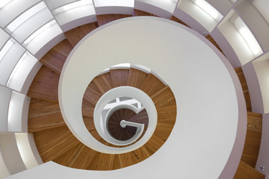 Спиральная лестница-библиотека в доме поэта девятнадцатого века. Реконструкция от Мануэля Гомеса Майя (Manuel Maia Gomes)