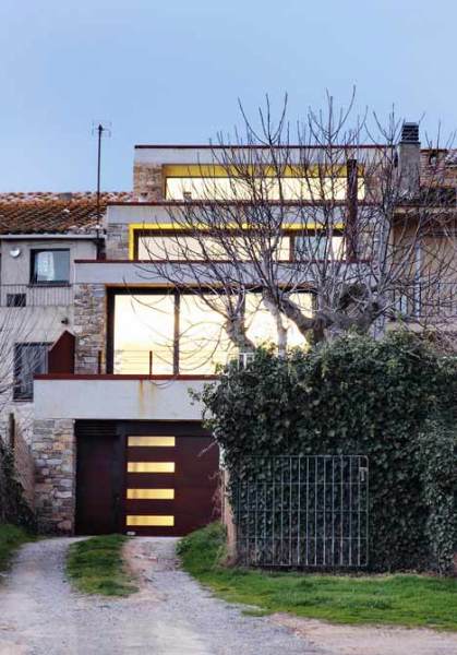 Жилой дом House in Casavells от 05 AM Arquitectura в Испании