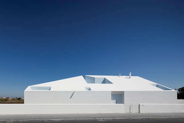 Загородный дом House in Possanco от ARX Portugal Arquitectos в португалии