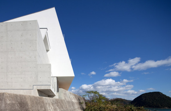 I-house – японский минималистский дом на склоне