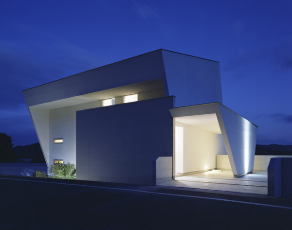 I-house – японский минималистский дом на склоне