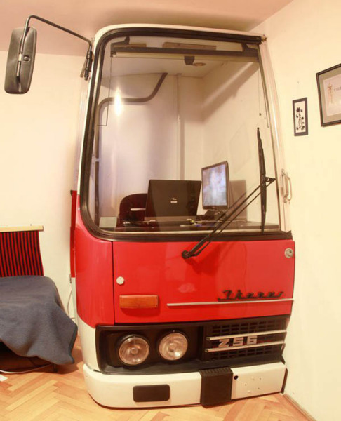Рабочее место в офисе из кабины старого венгерского автобуса Ikarus 
